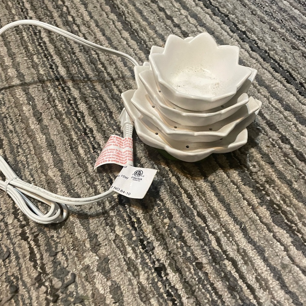 White Flower-Shaped wax warmer
